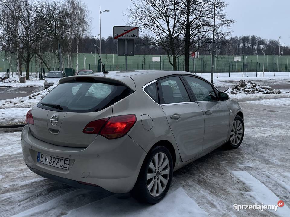 Opel astra j 17 diesel 2011 odtwarzacz DVD Astra Białystok sprzedam