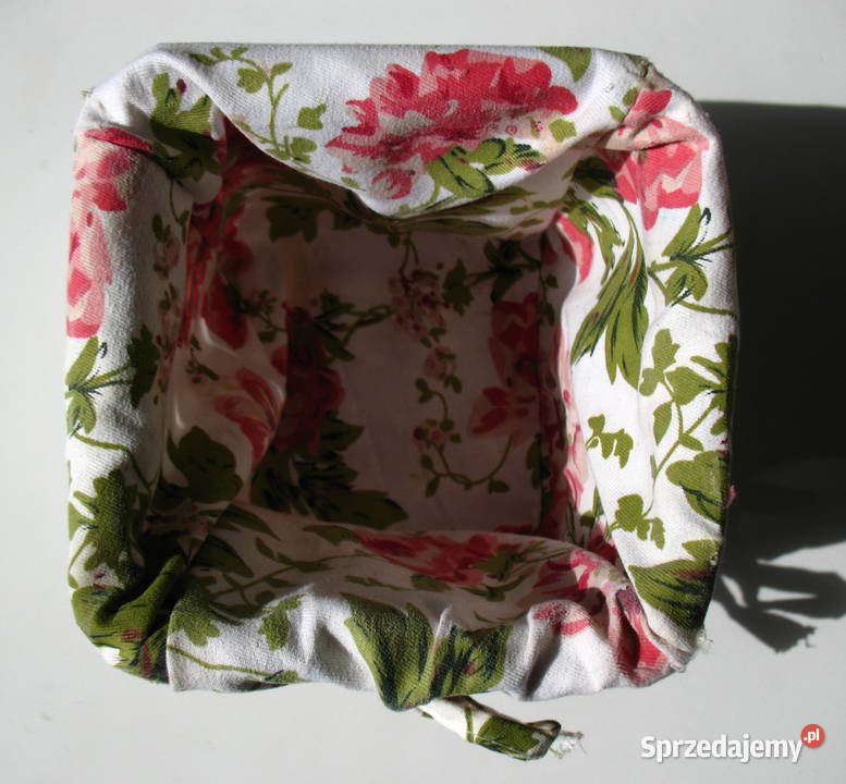 Wiklinowy koszyk ozdobny na drobiazgi z różami