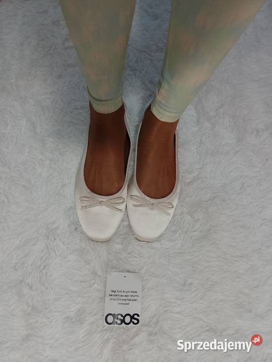 43 ASOS Kremowe baleriny wieczorowe z Londynu tkanina