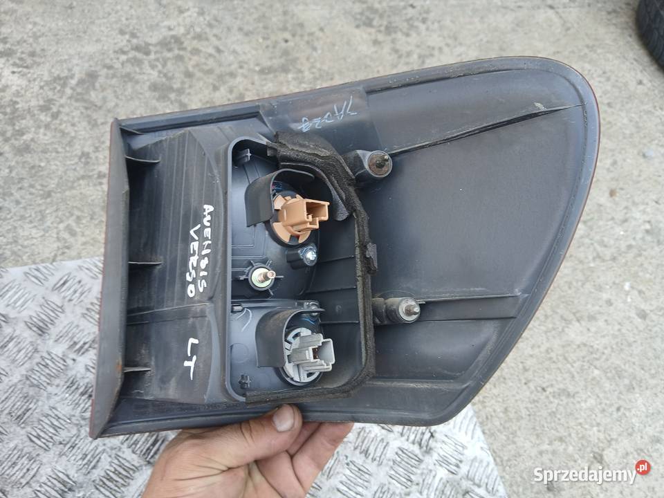 Lampa lewa tył Toyota Avensis Verso 0103r Lampy tylne małopolskie Radłów sprzedam