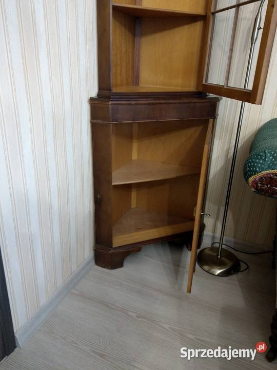 Stylowa drewniana witryna regał