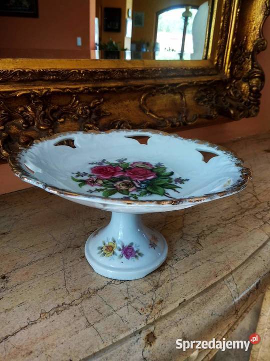 Patera na nodze z różami Piękna złocona