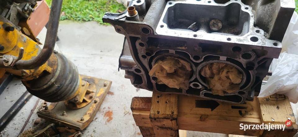 Sprzedam blok silnika subaru Blok silnika Narol