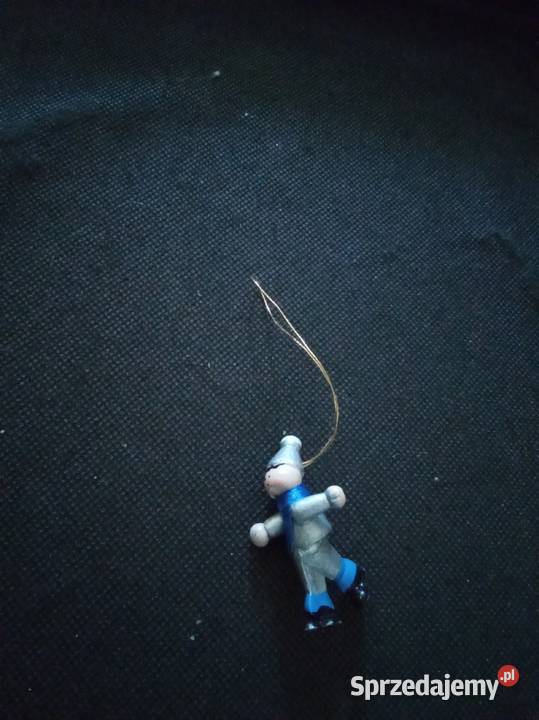 Drewniana zawieszka chłopiec w czapce PRL