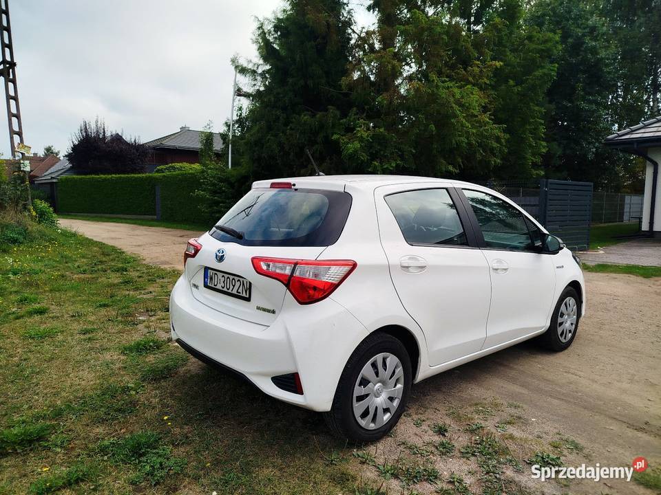 Toyota Yaris III hybrid salon polska asystent pasa ruchu