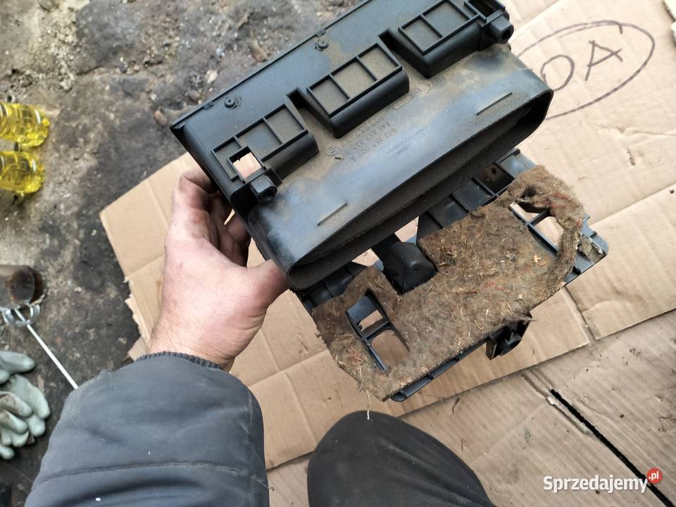 AUDI 80B4 ŚRODKOWY PANEL NAWIEWU RAMKA RADIA osobowe Kratki nawiewu Kamień-Kolonia