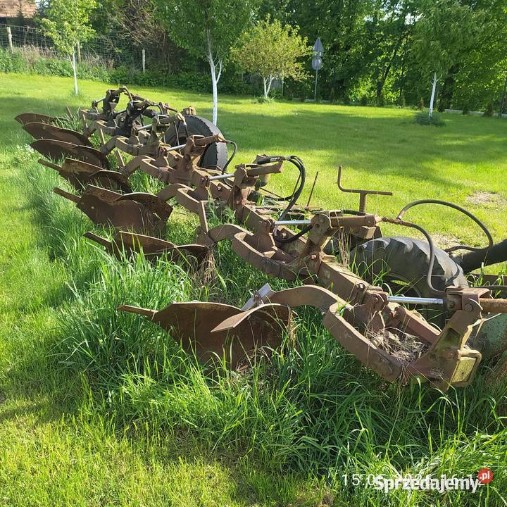 Ciągnik T 150K CHARKOWIE kirowiec z pługiem Gronów