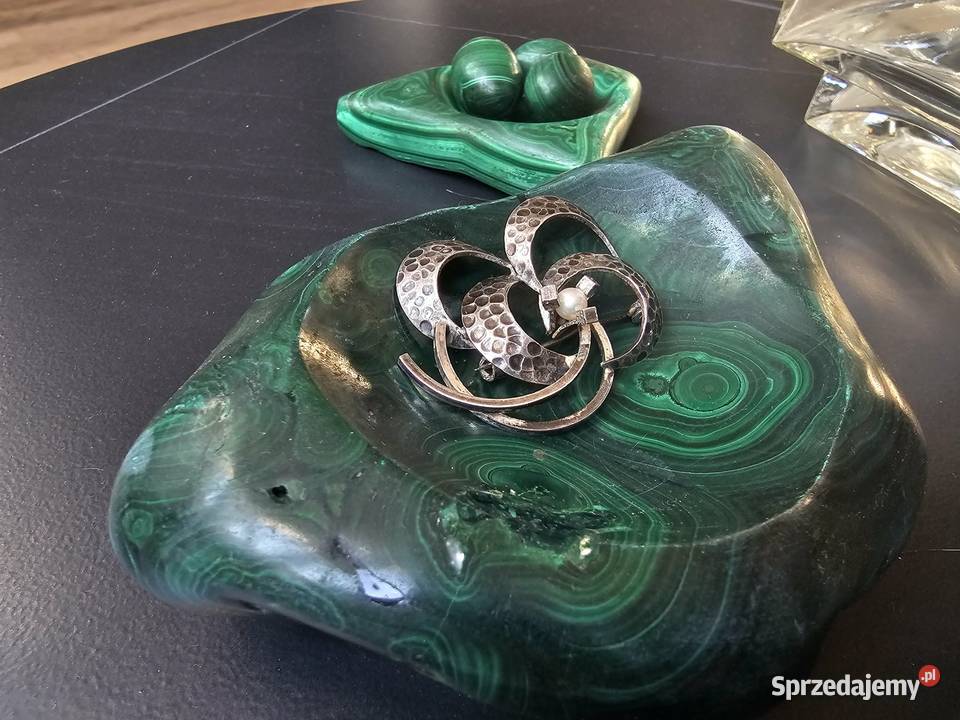 Piękna broszka z perłą