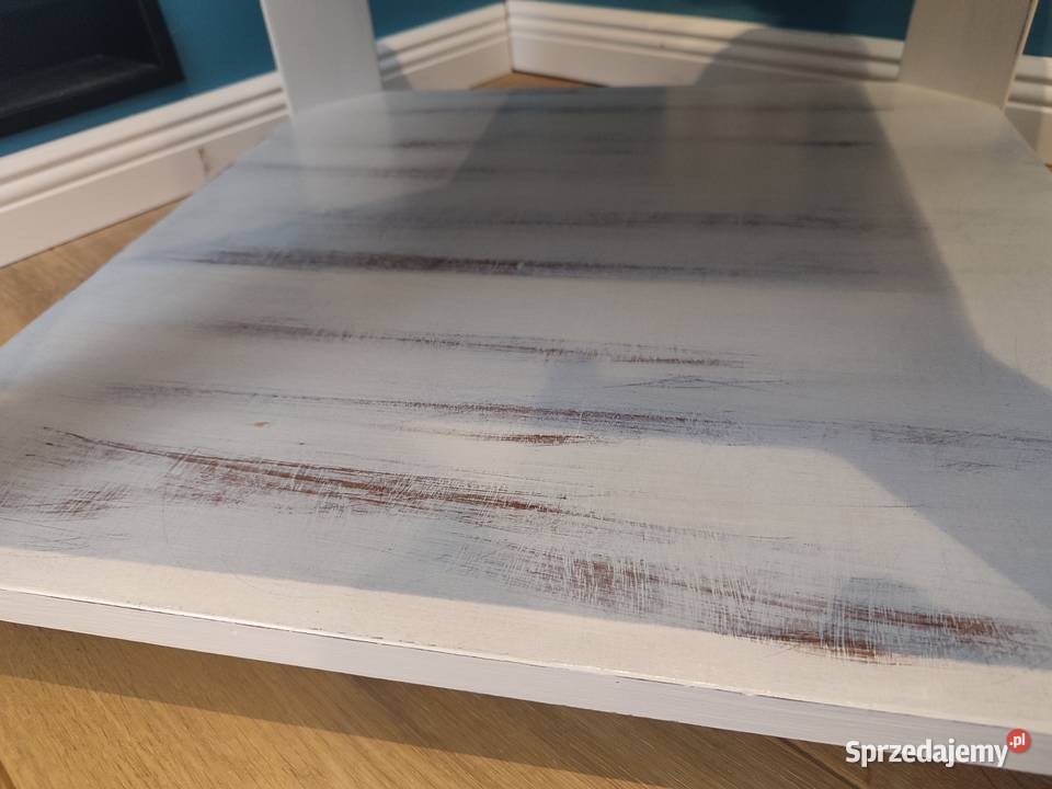 Piękny unikatowy stolik pomocnik biały z