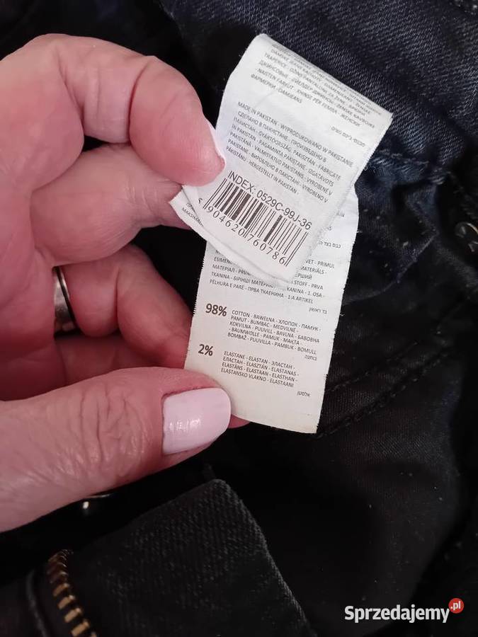Czarne jeansy z wyższym stanem