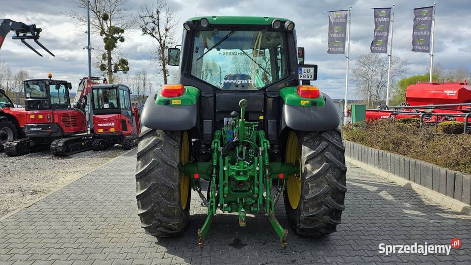 Ciągnik rolniczy John Deere 6115M z ładowaczem