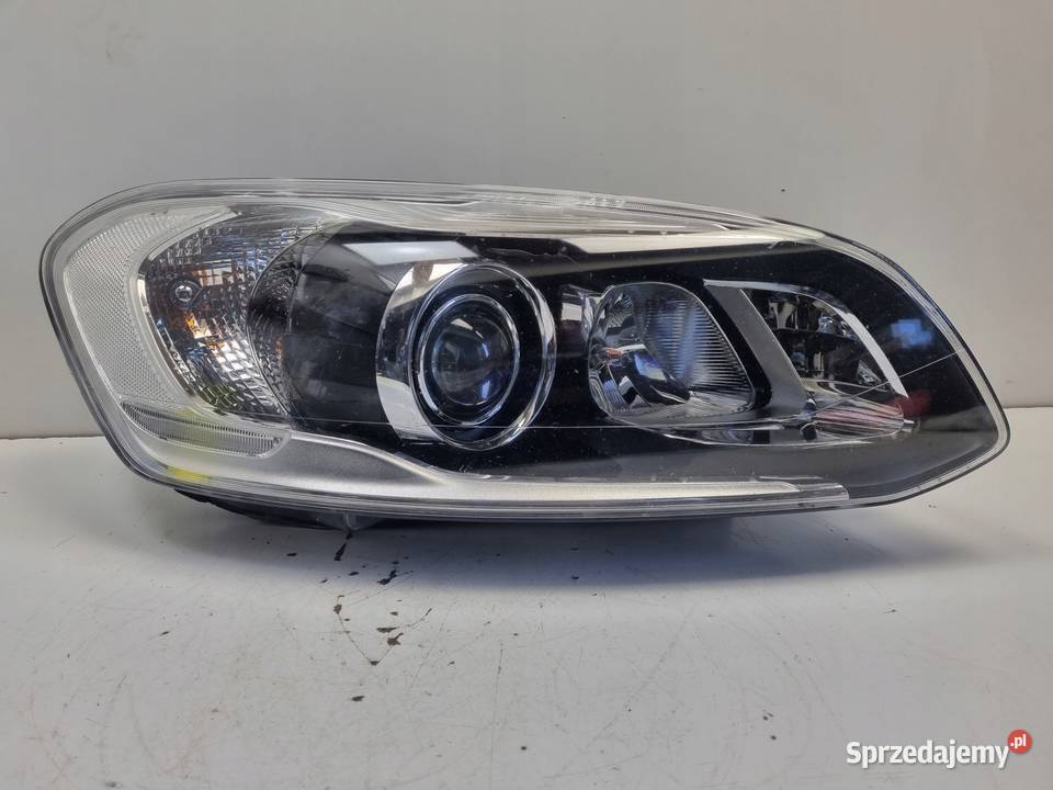 Volvo XC60 1317r LIFT PRZEDNIA LAMPA PRAWA PRAWY Janów