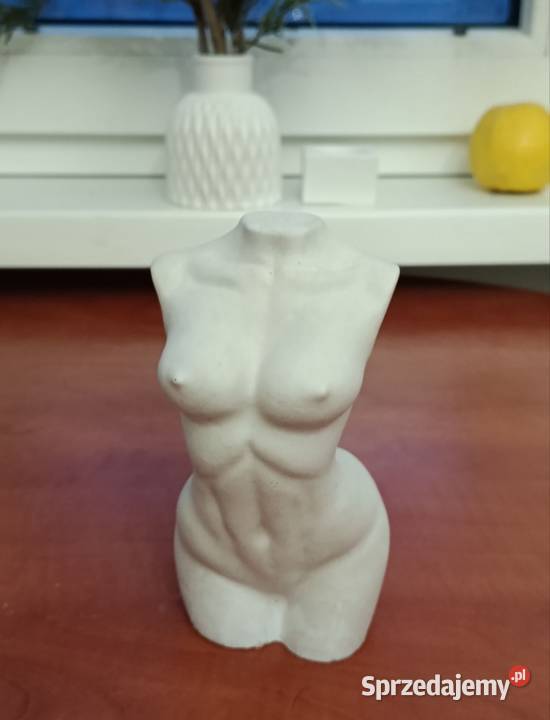 Gipsowa figurka kobiety dekoracyjna rzeźba styl