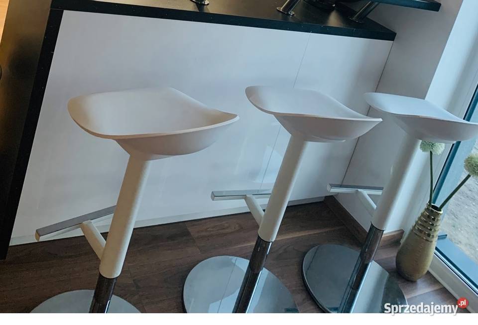 Białe krzesła Janówka