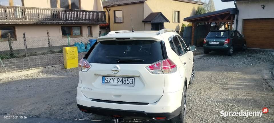 Ładny Nissan x trail z panoramicznym dachem
