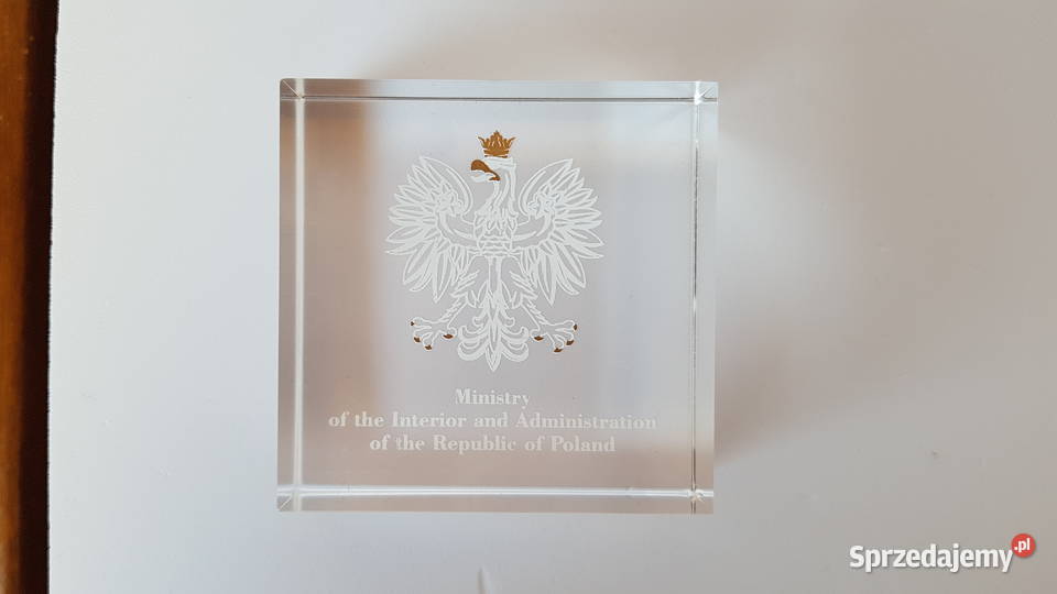 Emblemat z orłem z pleksi w j angielskim na Dąbrowa Górnicza