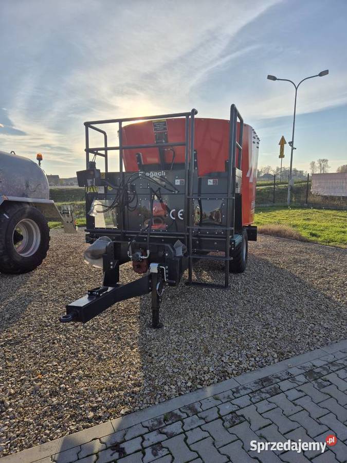 Wóz paszowy AGL 8m3 z tasmą z przodu paszowóz z Sierpc