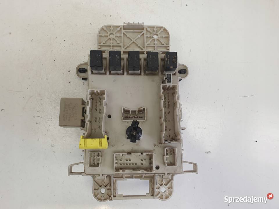 Toyota RAV4 II 20 d4d SKRZYNKA BEZPIECZNIKÓW osobowe Rudka