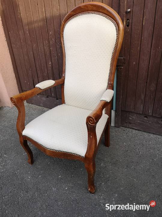 stary drewniany fotel na giętych nóżkach w stylu ludwikowski