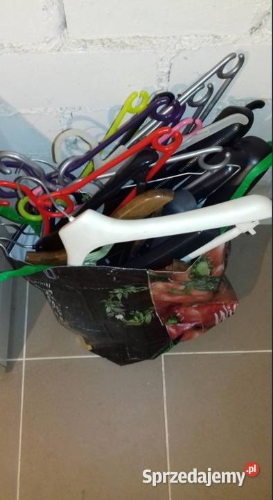 Wieszaki plastikowe różne rodzaje duża ilość Kołobrzeg
