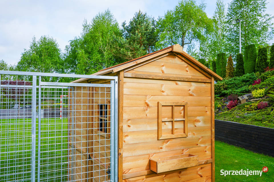 Kurnik z metalową zagrodą