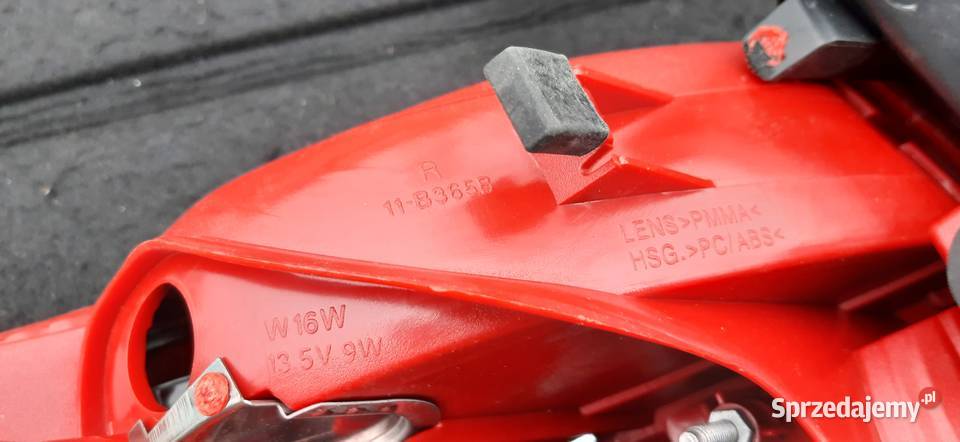 AUDI A4 B8 LAMPA PRAWA TYŁ TYC BEZ LED Kościerzyna