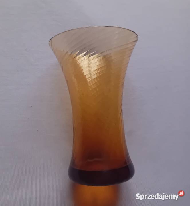 Miodowy wazonik z wzorem spiralnego kenelowania