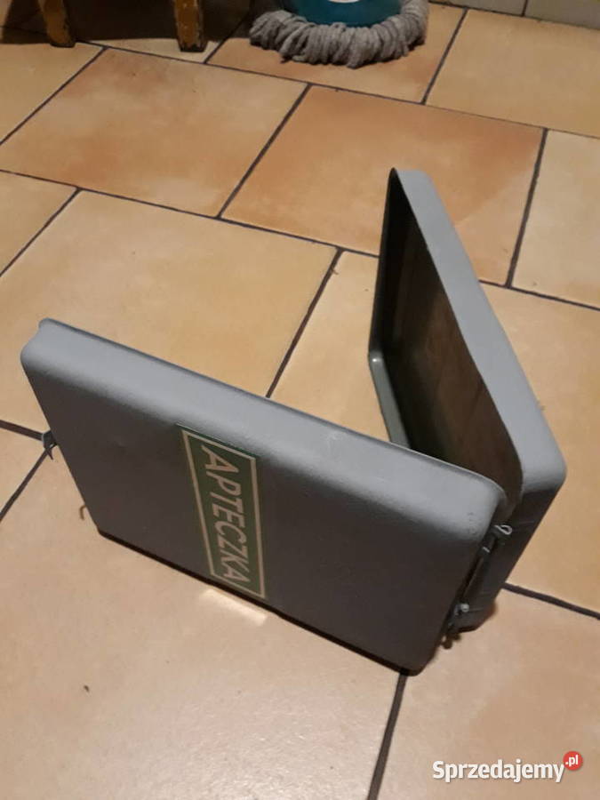 Apteczka samochodowa metalowa PRL Leszno