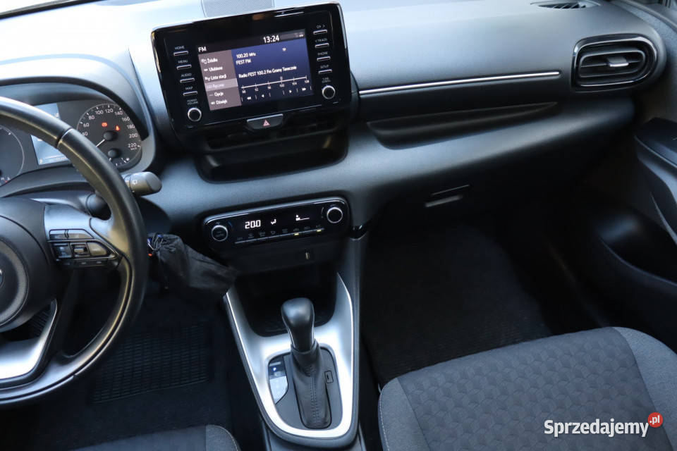 Toyota Yaris 15 VVTi Hybrid asystent pasa ruchu