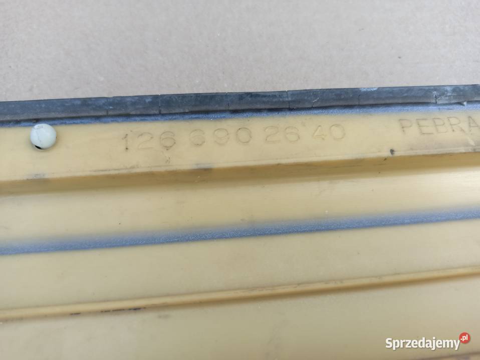 MERCEDES W126 LISTWA DRZWI PRAWY TYŁ 1266902640 listwy boczne Trzciel