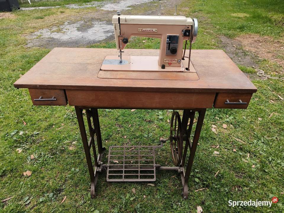 Zabytkowa maszyna do szycia z PRL Łucznik 413 Rzeszów