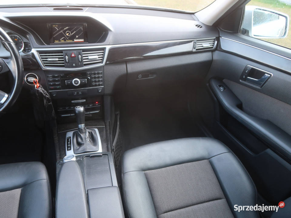 Mercedes E E 200 srebrny Bielany Wrocławskie