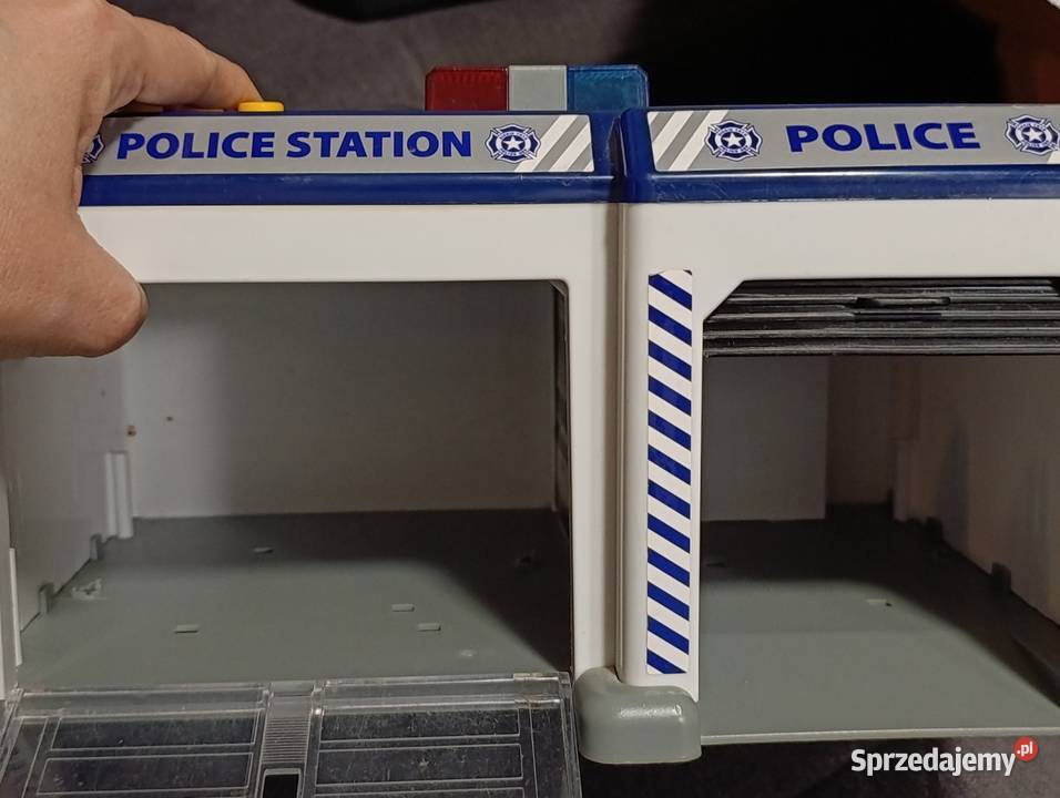 baza policyjna posterunek policji wóz policyjny Poznań