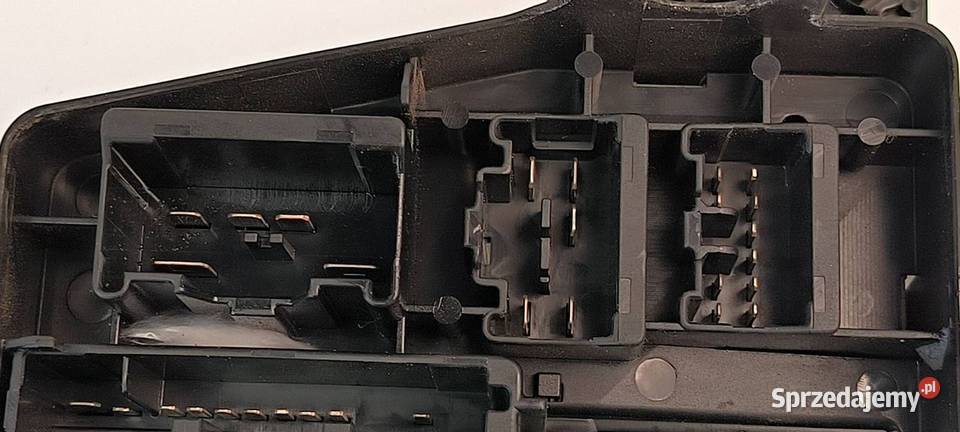 SKRZYNKA BEZPIECZNIKÓW MAZDA PREMACY PA66PPE Pozostałe