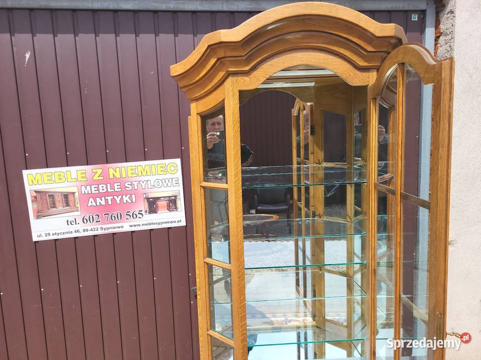 ładna witryna dębowa gablota podświetlana z