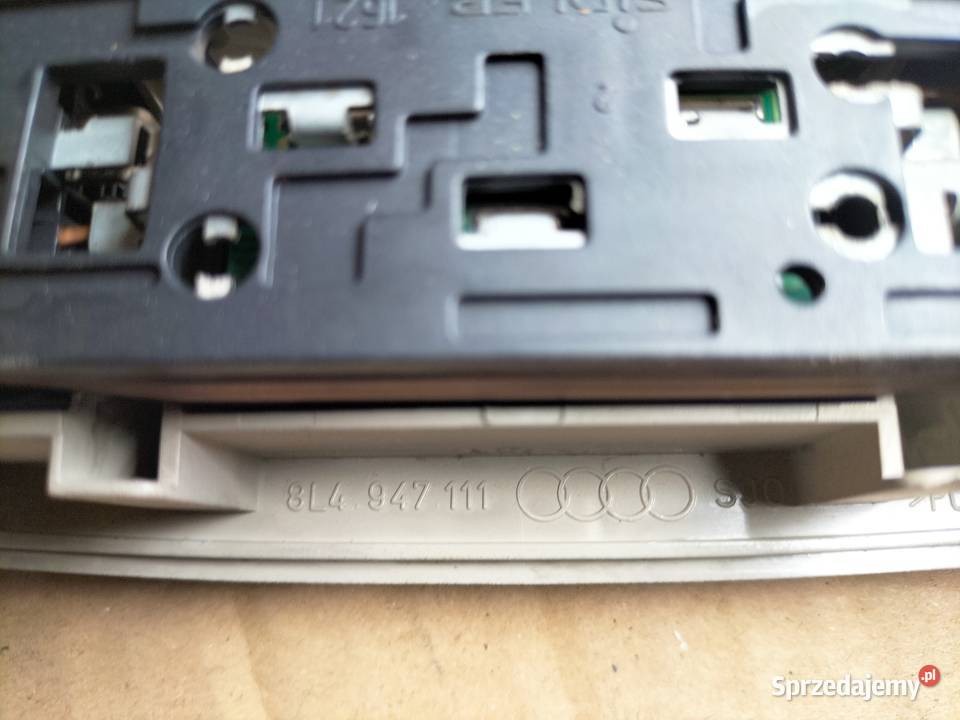 LAMPKA PODSUFITKI AUDI A3 8L LIFT 8L4947111 Kamień-Kolonia
