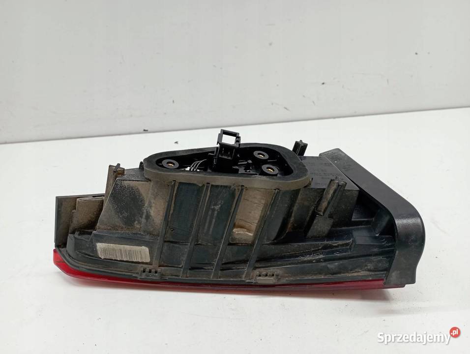 LAMPA TYŁ W KLAPĘ PRAWA KOMBI Skoda Superb III