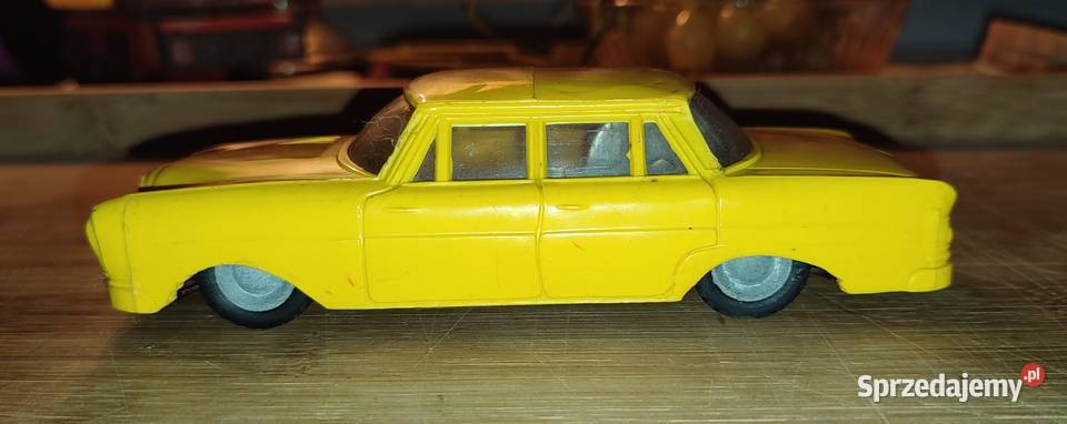 Stary model samochodu Mercedes z napędem na koło Warszawa