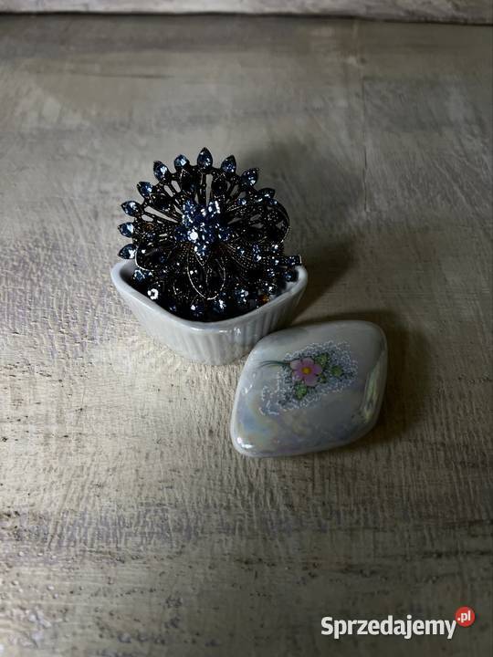 Porcelanowa szkatułka z kwiatem Bytom