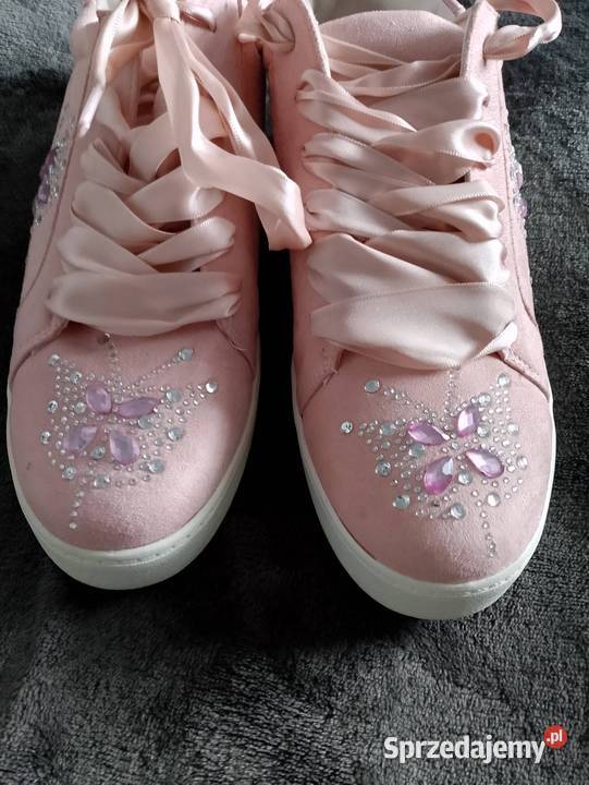 Buty sportowe Balada w rozmiarze 39 Tuchola