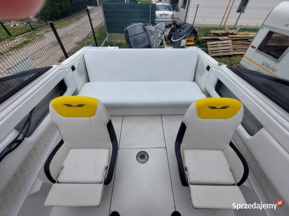 Motorówka Four Winns Sundowner 205 remoncie