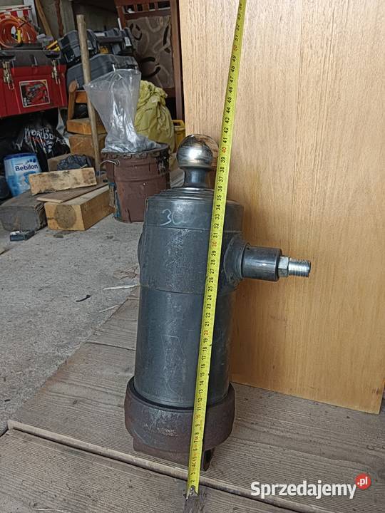 Siłownik hydrauliczny do wywrotu