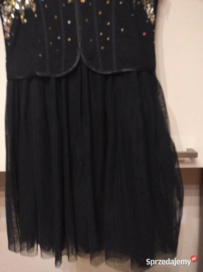 Sukienka w kolorze czarnym imprezowo koktajlowa