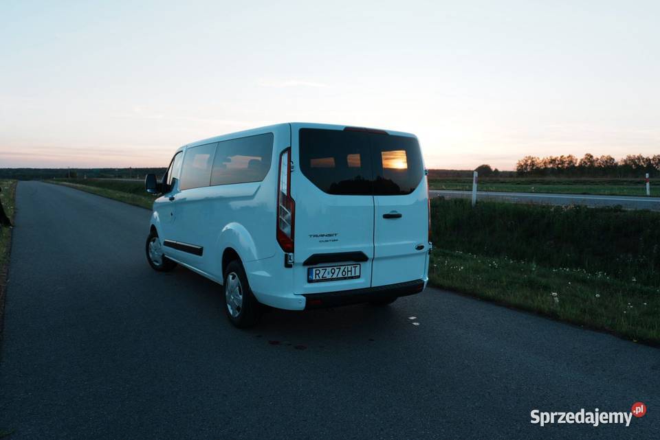 Wynajem busa 9osobowego Ford Transit Custom 20 2000cm3 Rzeszów