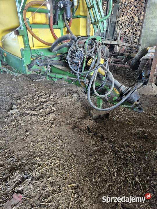 Opryskiwacz polowy ciągany John Deere 824 Łagiewniki