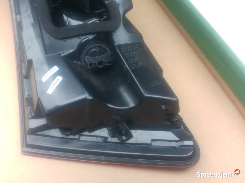 3V9945207 Lampa tył lewa kombi SUPERB III Dębno