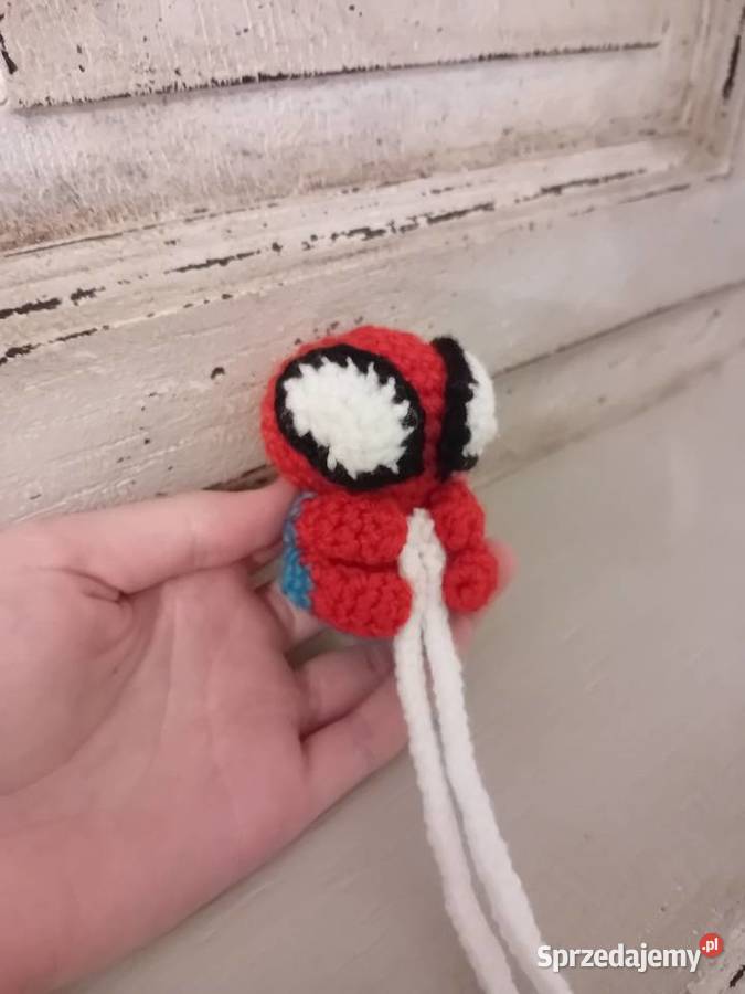 Breloczek spiderman na szydełku szydełkowy Sieradz