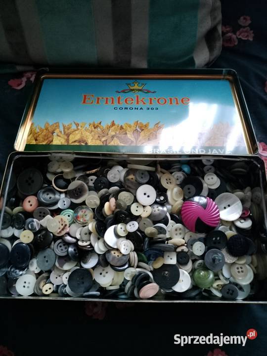 Metalowe pudełko z guzikami różne duże pudełko zachodniopomorskie Choszczno