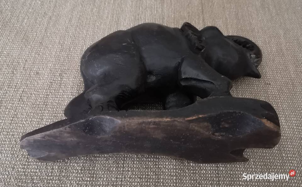 Stara rzeźbiona w drewnie kolonialna figurka