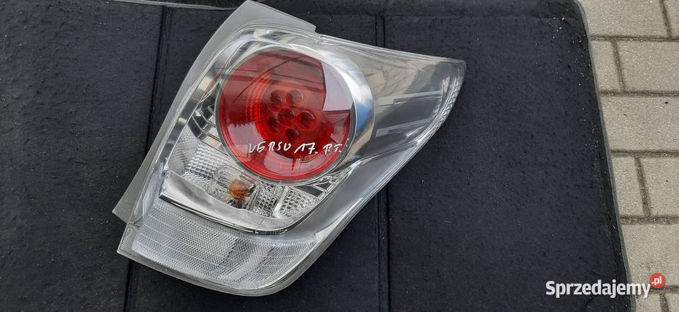 TOYOTA VERSO LIFT LAMPA PRAWY TYŁ 815500F13000